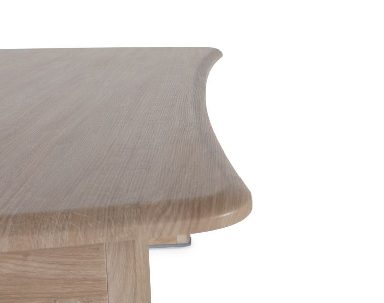 Detalle tablero y pata metálica de la mesa serie Pórtico